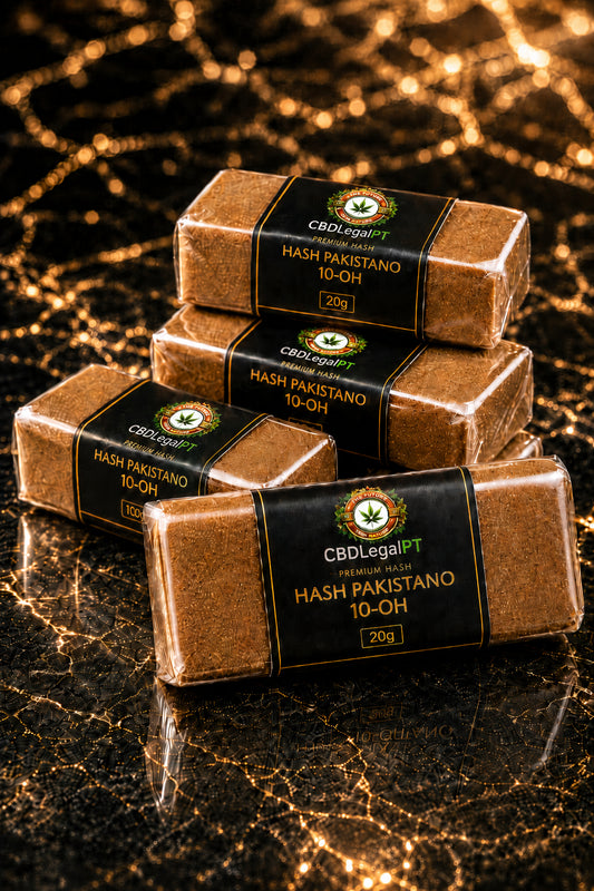 Blocos de Hash Pakistano 10-OH de 20g da CBDLegalPT embalados em celofane transparente premium sobre fundo preto e dourado.