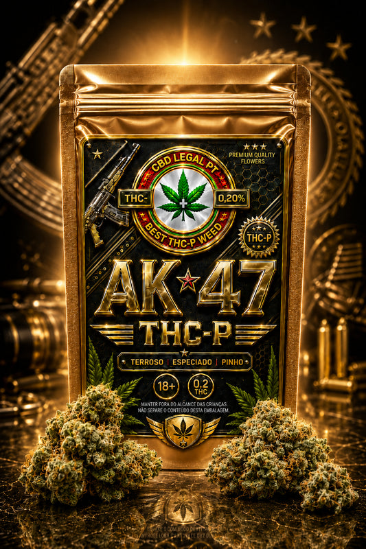 Embalagem AK-47 THC-P da CBDLegalPT com buds de cânhamo em fundo dourado luxuoso.